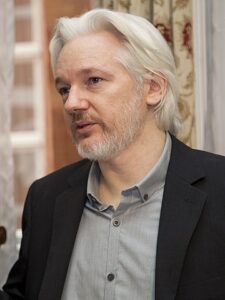 Julian Assange cropped, foto David G. Silvers, Cancillería del Ecuador, CC by- sa 2.0