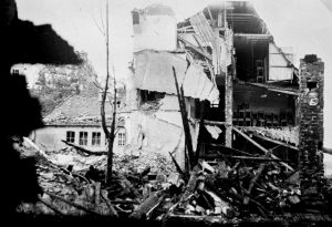 Holen skole etter flyåtak 1944. Foto Leif M Endresen. Universitetet i Bergen, OHK samlingen